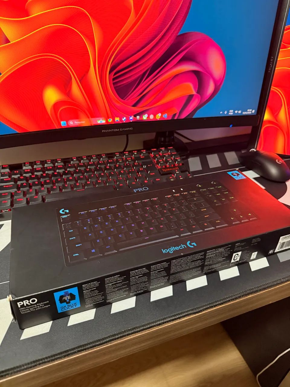 Teclado Mecânico Gamer Logitech G PRO RGB - Profissional (TKL) layout USA - Foto 3