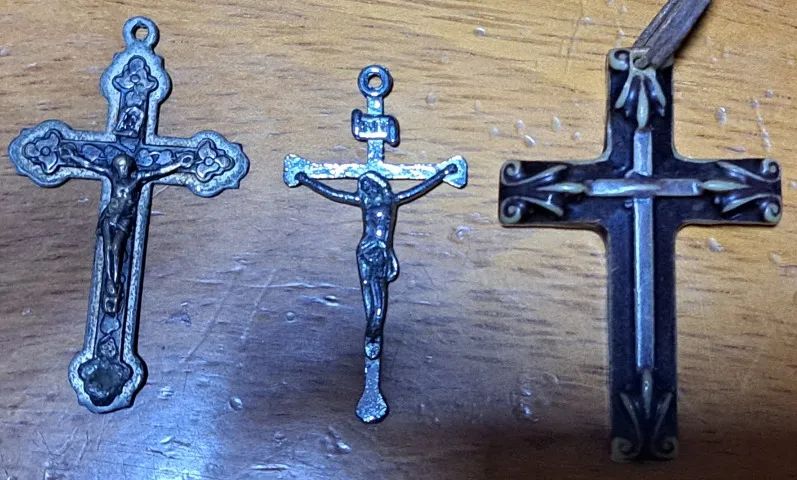 LOTE - CRUCIFIXOS ANTIGOS E DECORATIVOS - Foto 2