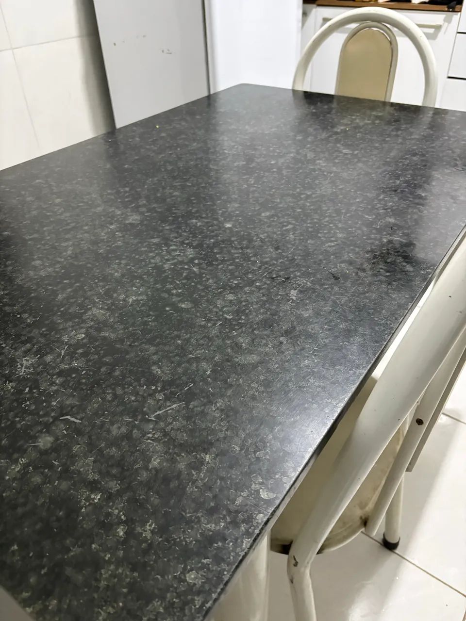 Mesa com 2 cadeiras, tampo em granito - Foto 3