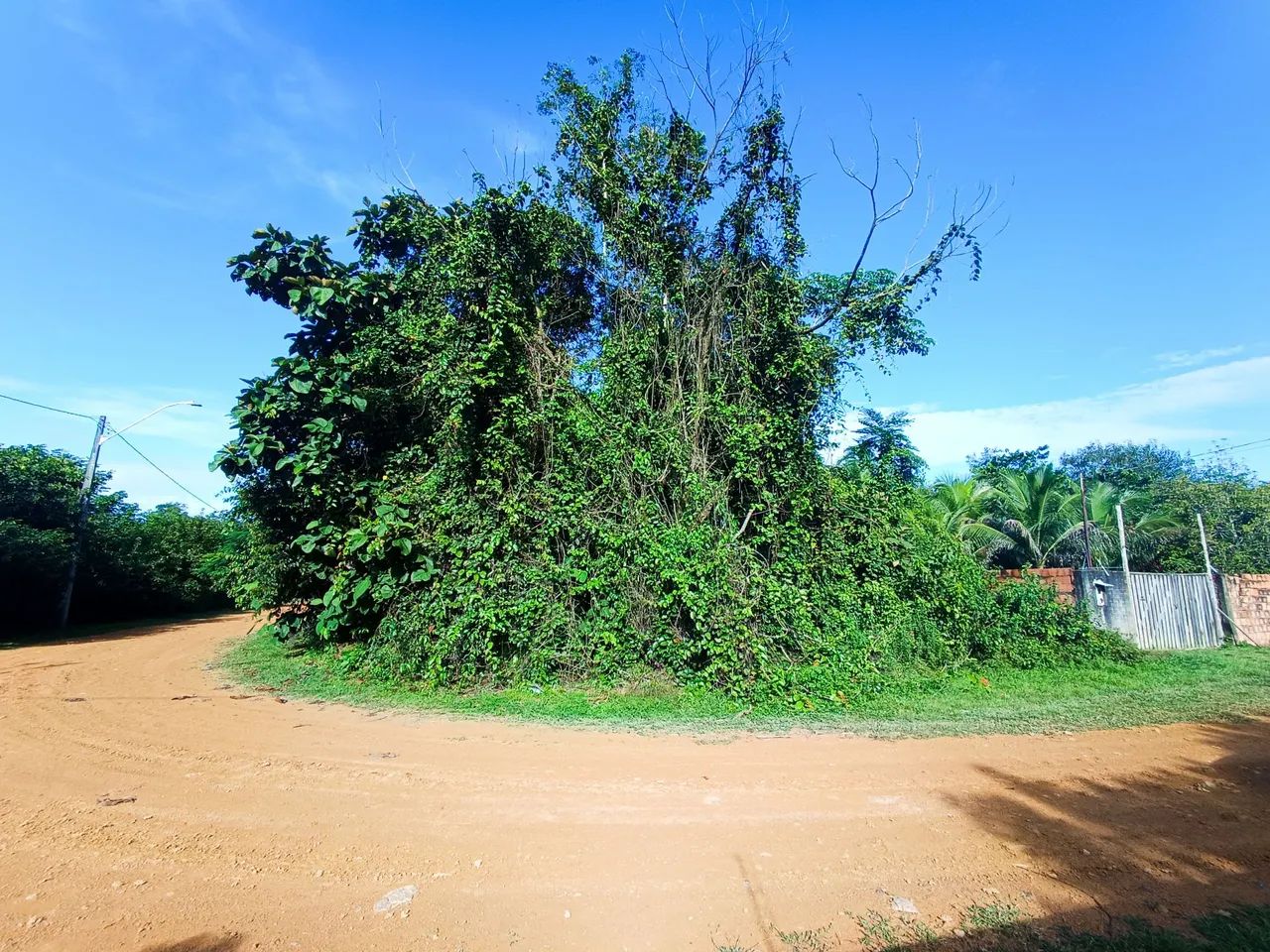 //Lote de esquina com 1020 M2 próximo à Paricatuba 