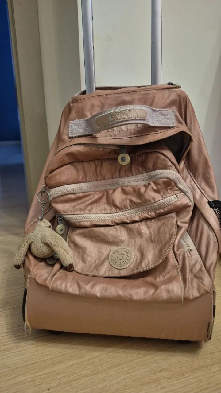 Mochila Original Kipling com rodinhas rosa (usada)