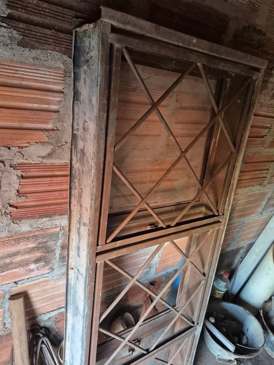 Janela de Ferro com Grade e Vidros - Foto 3
