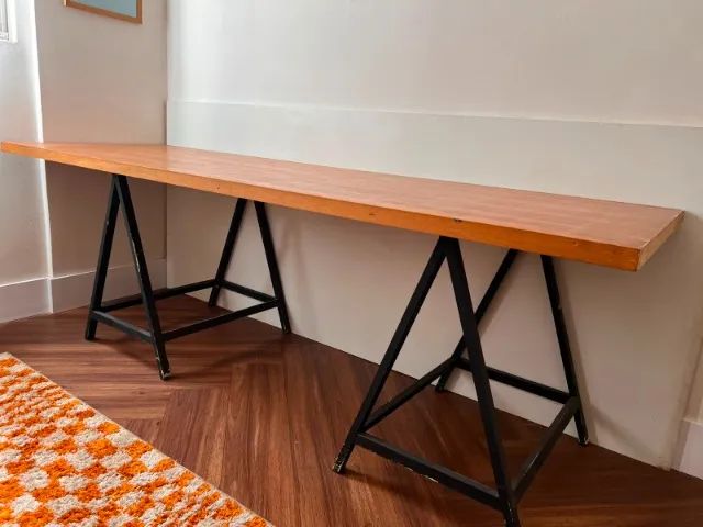 Mesa de madeira com cavalete de metal  - Foto 3