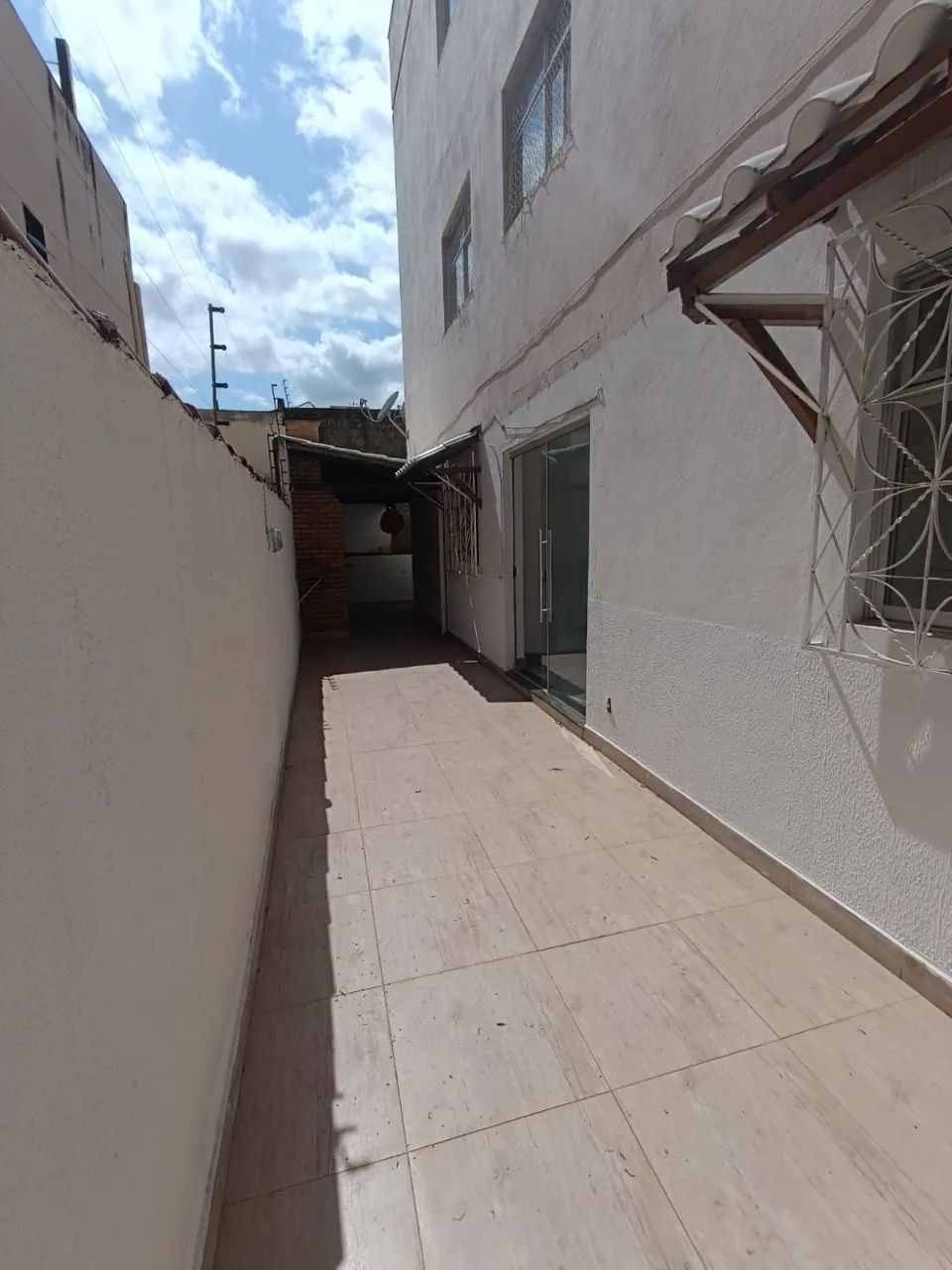 APARTAMENTO COM ÁREA PRIVATIVA NO BAIRRO ITAPOA. .
