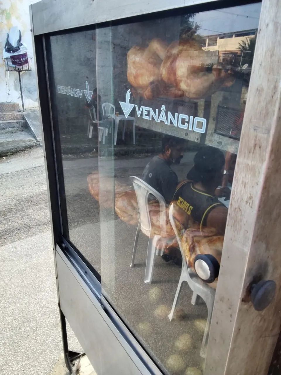 Vendo frangueira com 4 espetos, mesa de corte, e descartáveis.