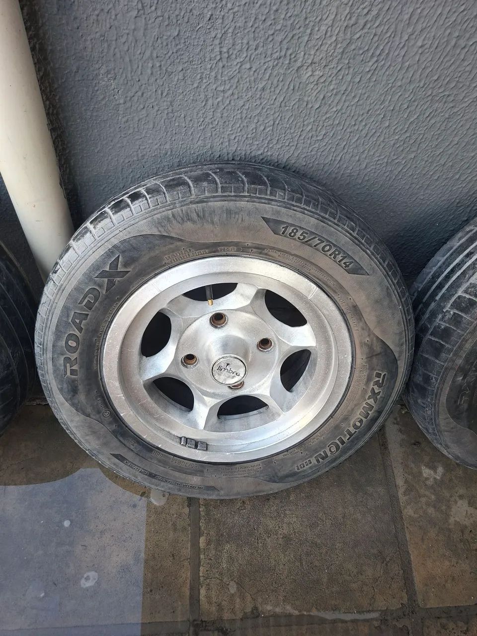 Rodas de fusca com dois pneus bom .