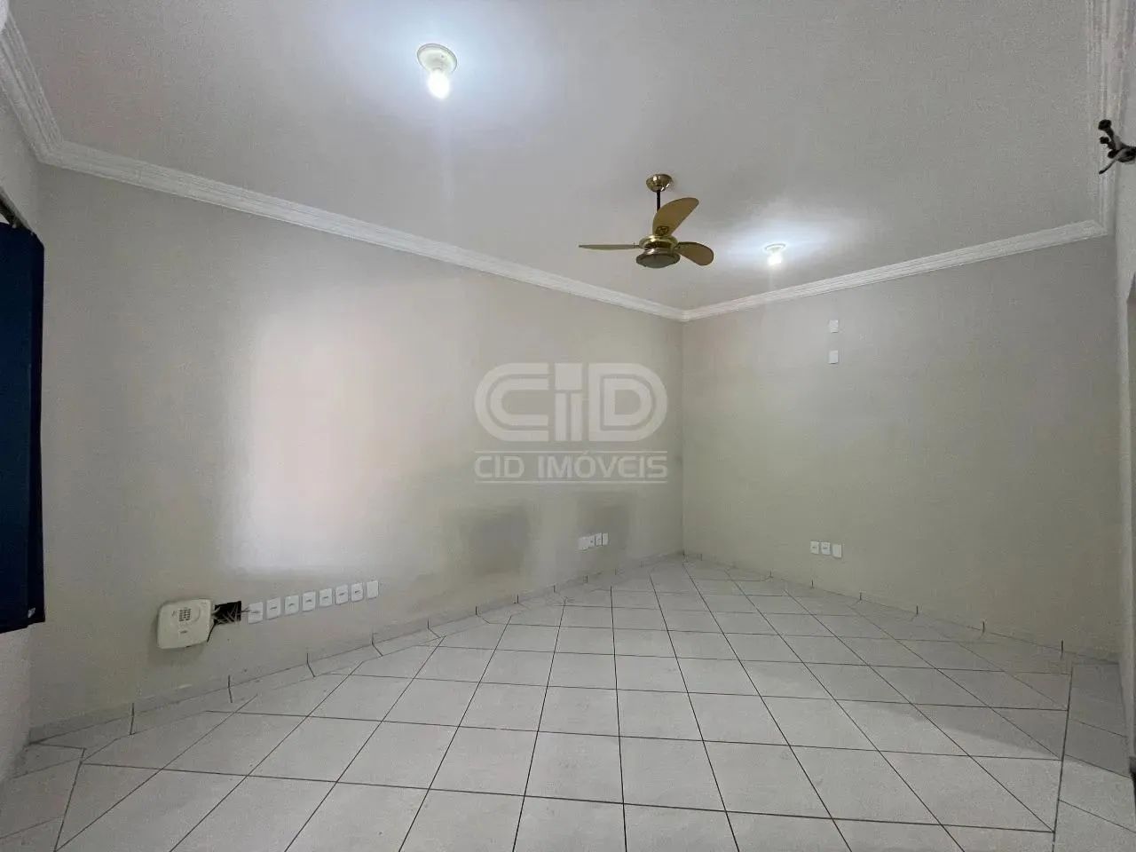 Casa Comercial com 2 Salas e Ampla Área Externa - Foto 5