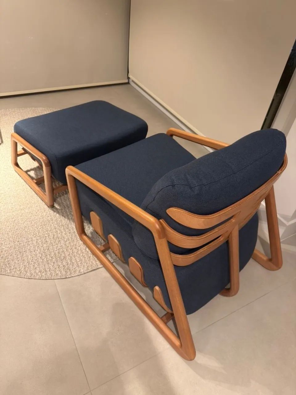 POLTRONA COM PUFF | DESIGN CONTEMPORÂNEO | MADEIRA MACIÇA - Foto 2