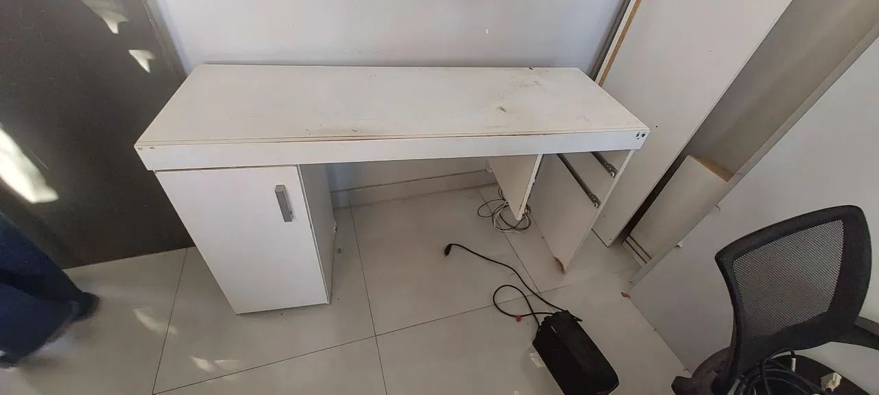 Mesa escritório com gavetas