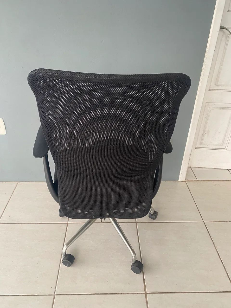 Cadeira escritório com regulagem de altura  - Foto 5