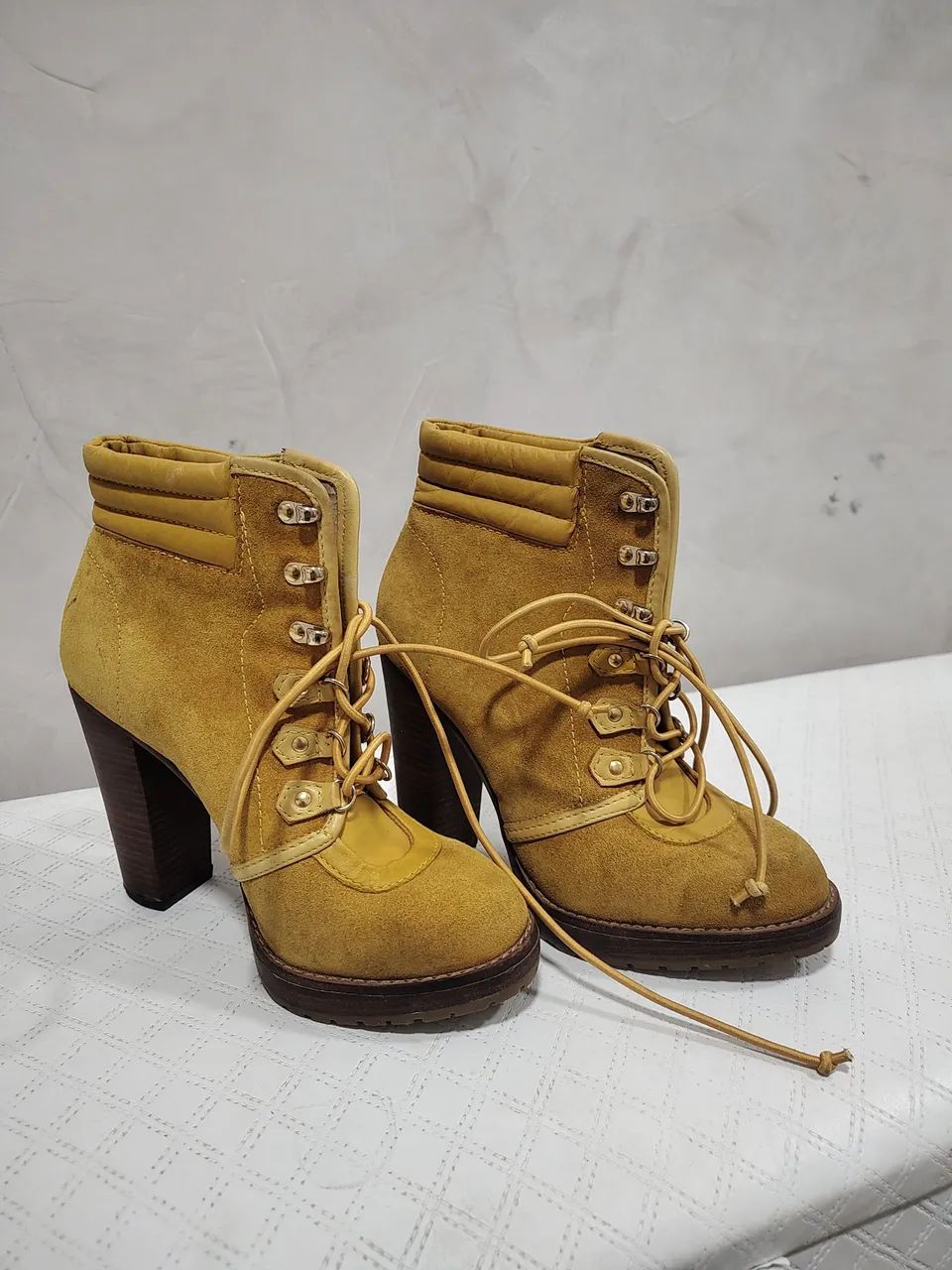 Vendo bota feminina.