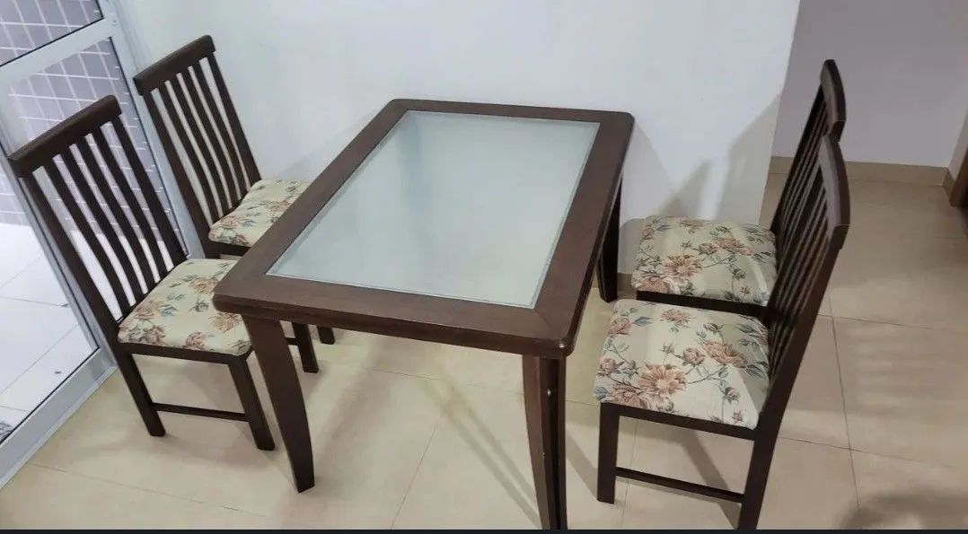 Mesa de madeira com tampo de vidro, 4 cadeiras - Foto 5