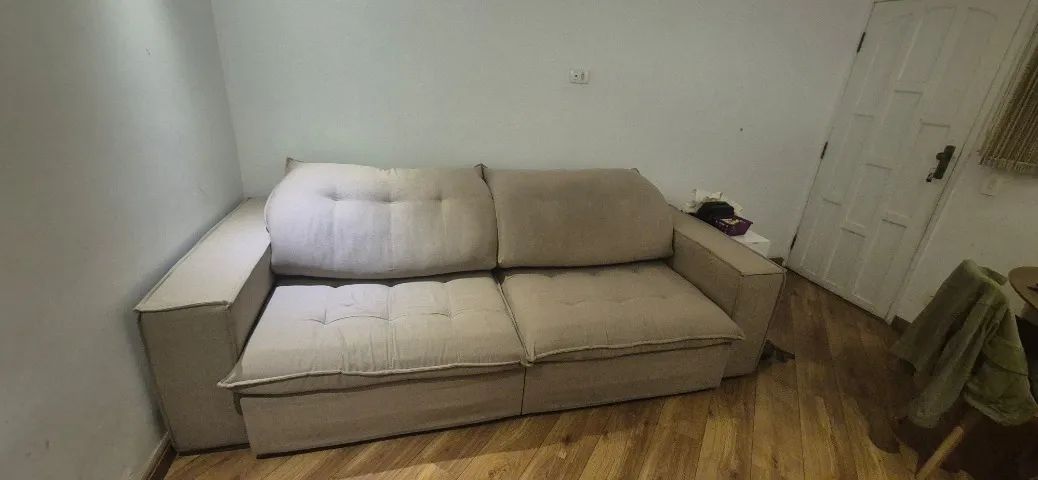 Sofá com caixa retrátil e reclinável