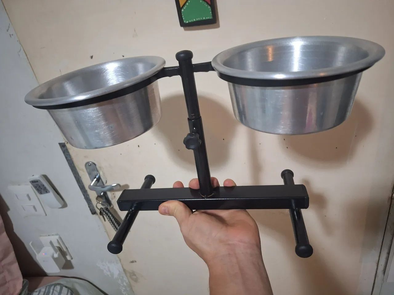 Comedouro e bebedouro ajustável para cães e gatos.