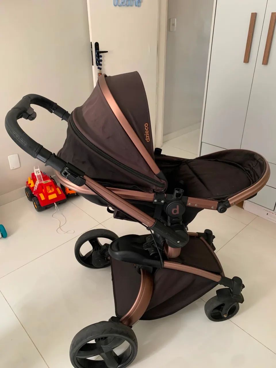 Carrinho de Bebê Dzieco Gold - Completo e Conservado - Foto 2