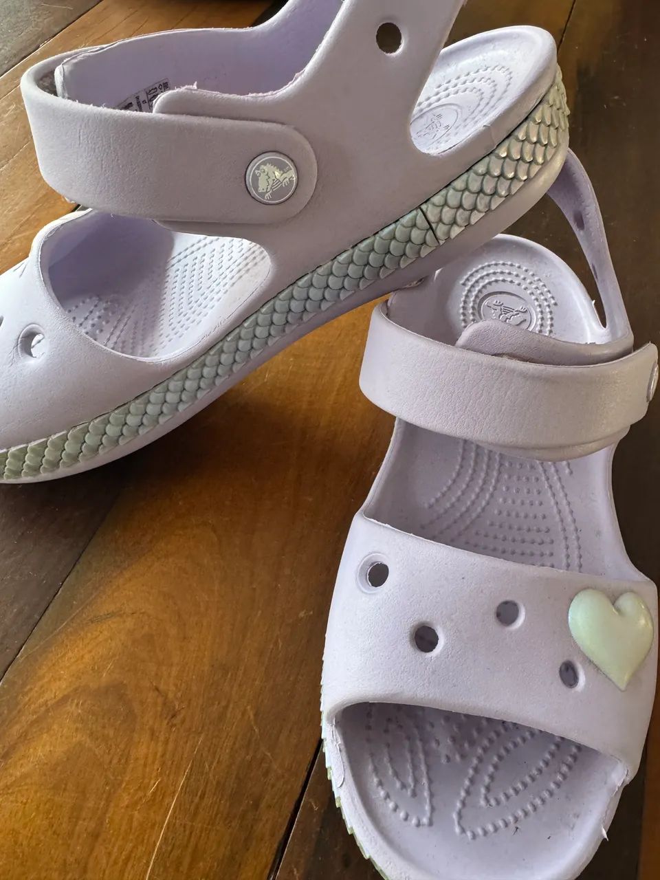 Sandália Crocs com detalhe de coração  - Foto 3