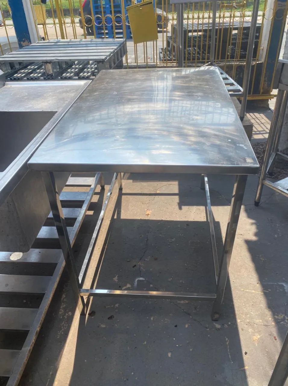 Mesa (INOX) sem paneleiro. 