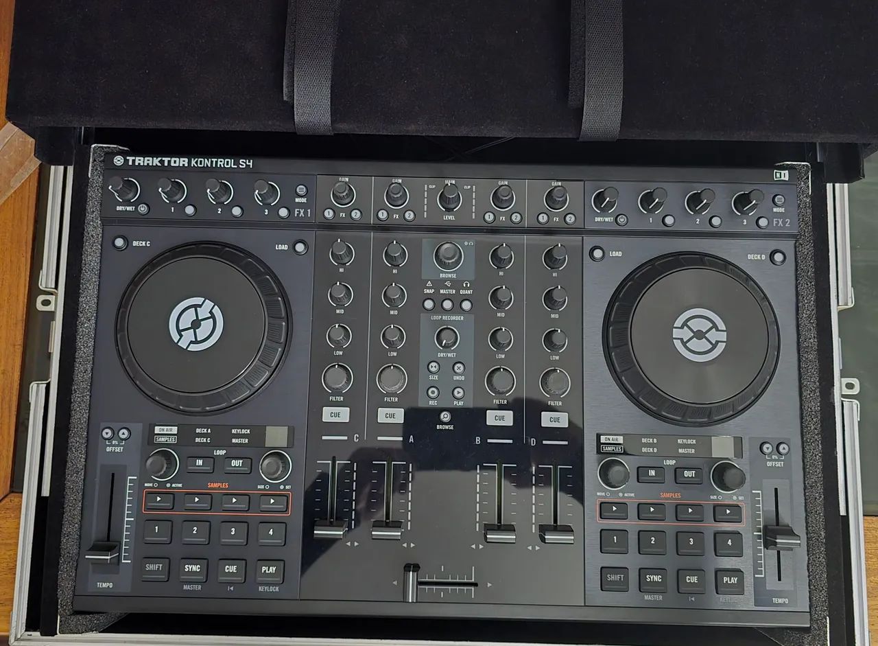 Controlador DJ Traktor Kontrol S4 Mk1 - Foto 2