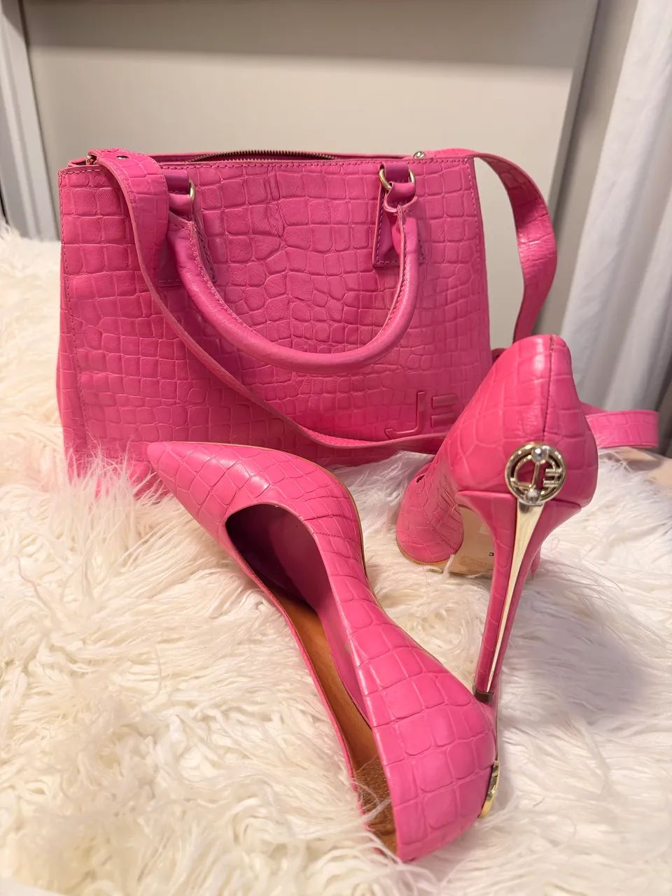 Scarpin couro croco, rosa, bolsa de mão e alça longa