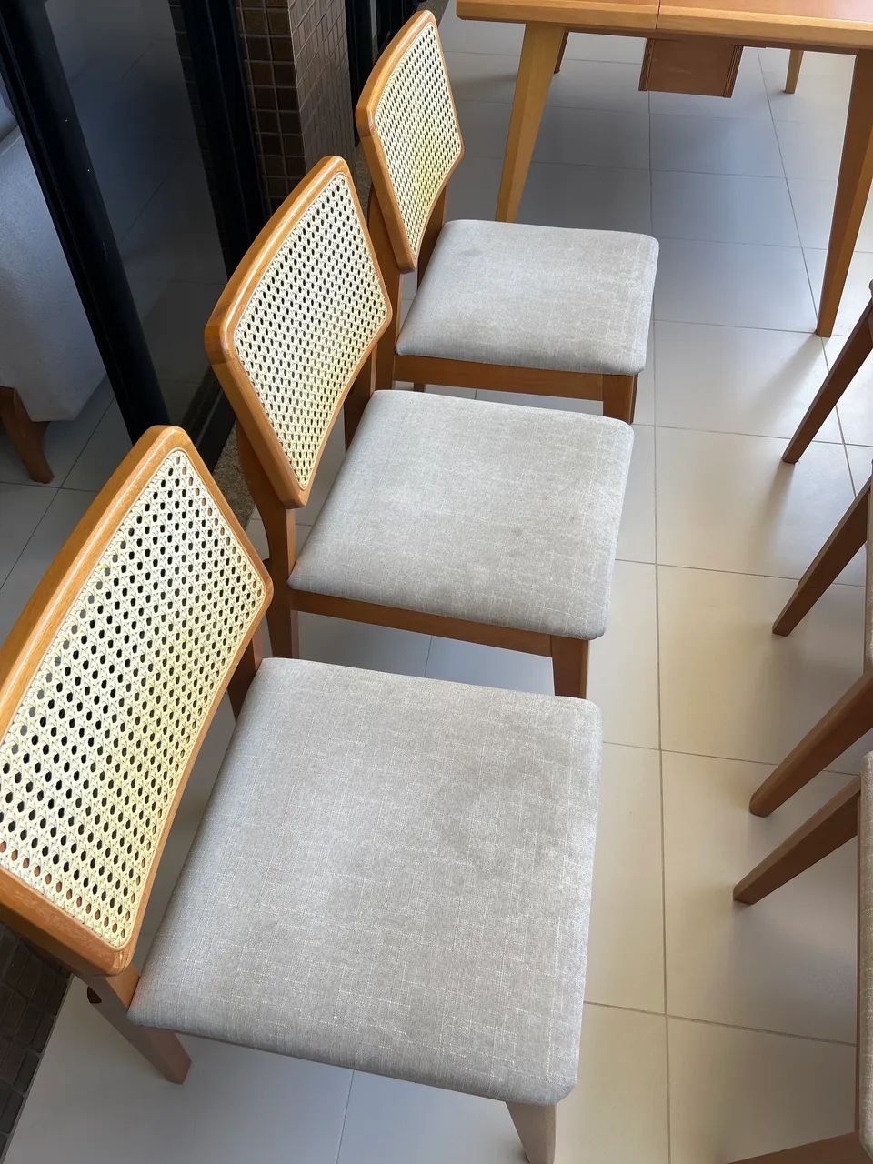 Mesa de madeira com 6 cadeiras. - Foto 3