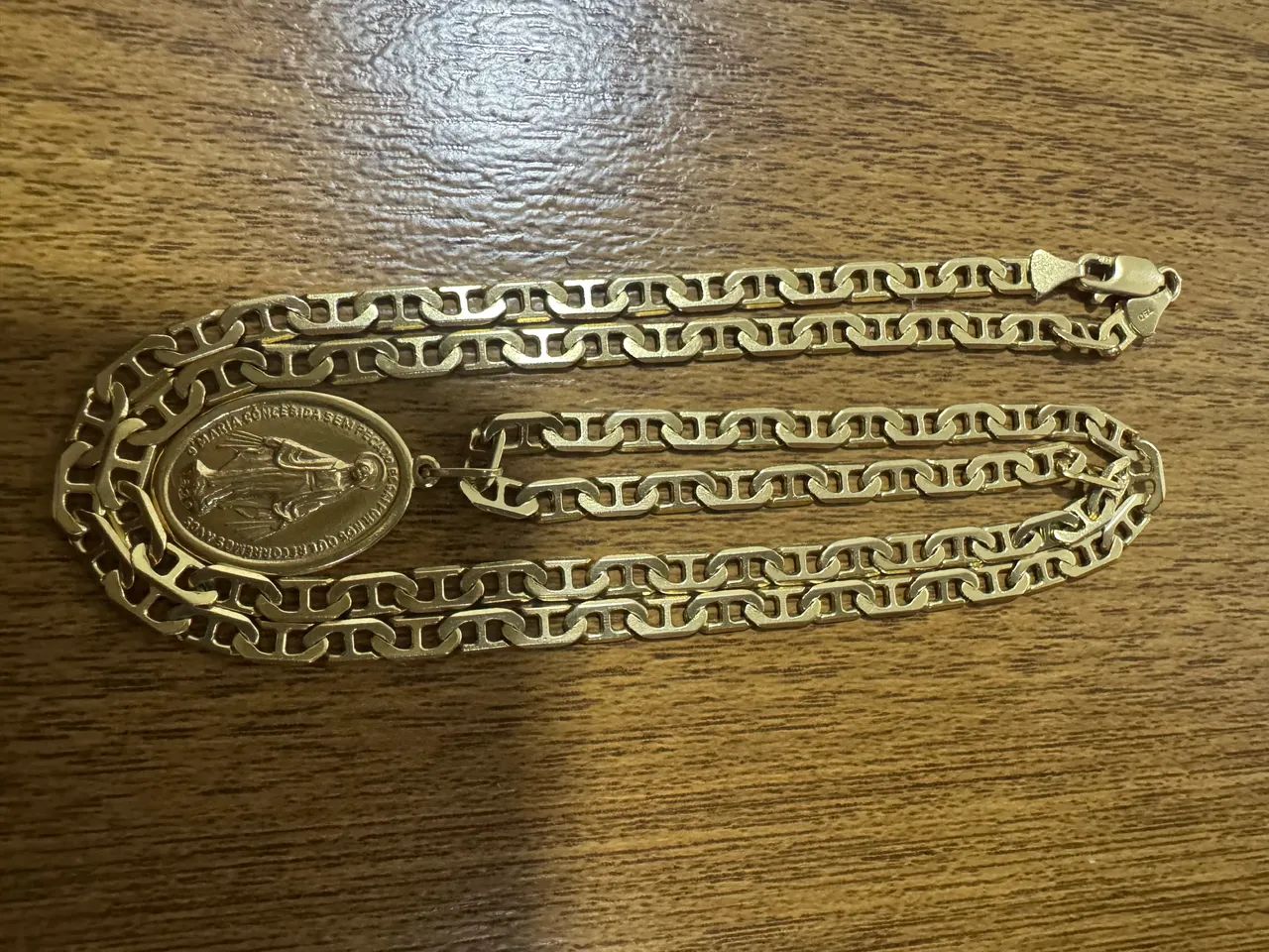 Cordão de ouro com pingente 