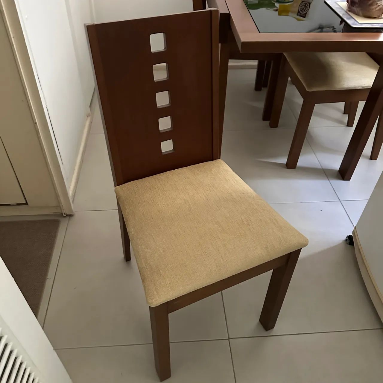 Mesa extensível em madeira e 4 cadeiras - Foto 3