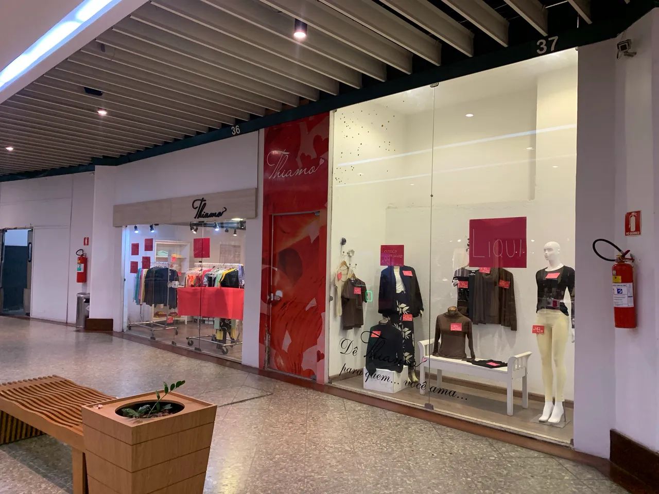 DUAS LOJAS COMERCIAIS INTEGRADAS À VENDA