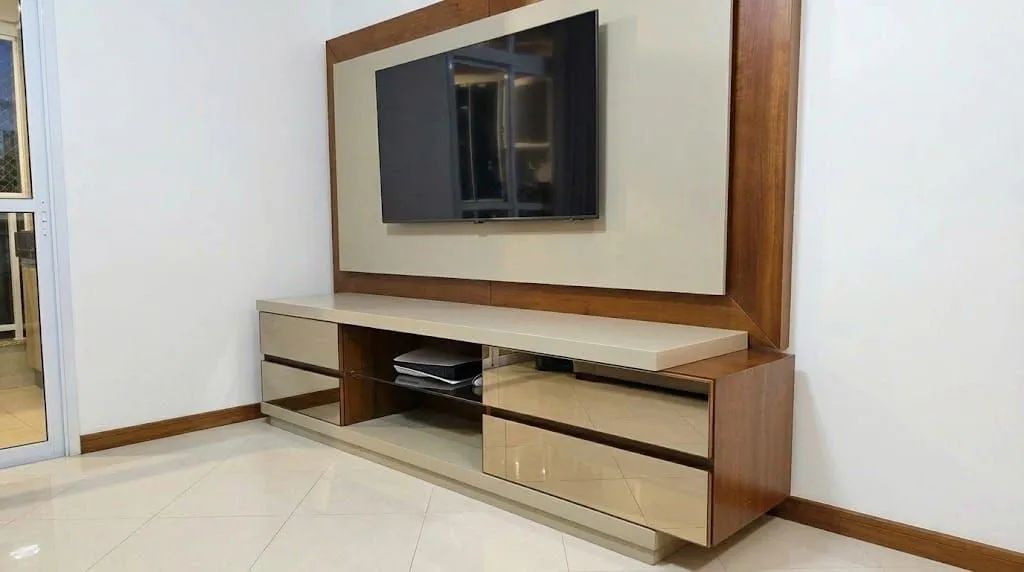 Rack + Painel em madeira maciça 