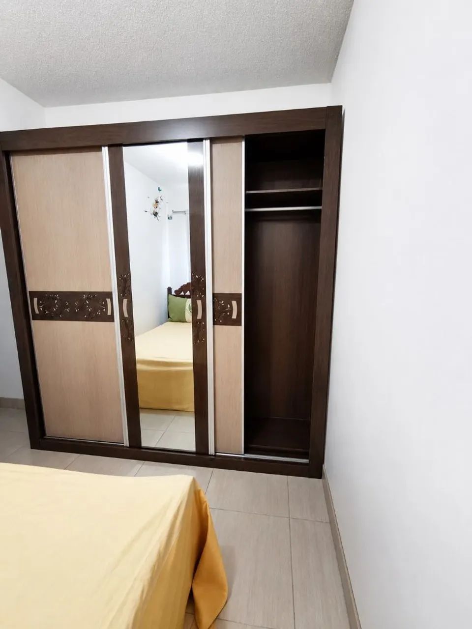 Guarda-Roupa Grande com Espelho em Ótimo Estado  - Foto 3