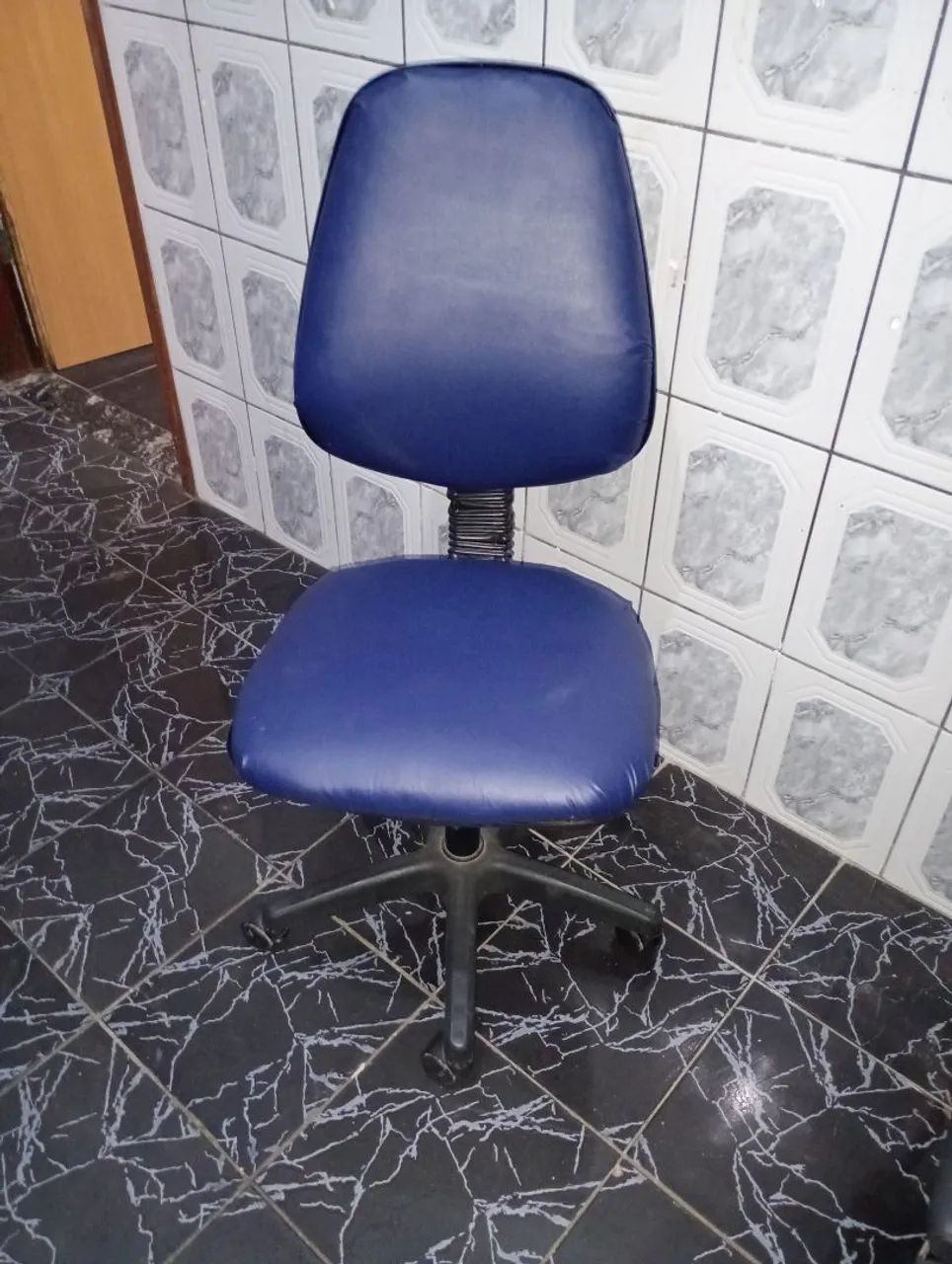 Cadeira de escritório azul - Foto 4