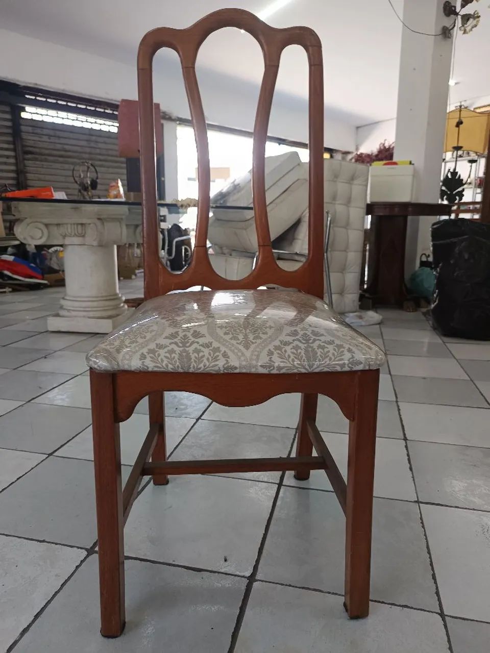 Cadeira antiga em madeira 