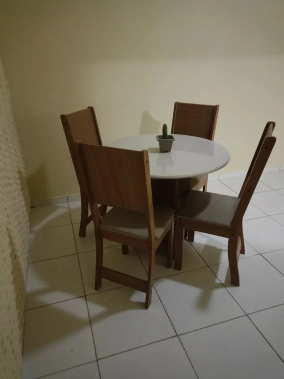 mesa com 4 cadeiras semi novas - Foto 4