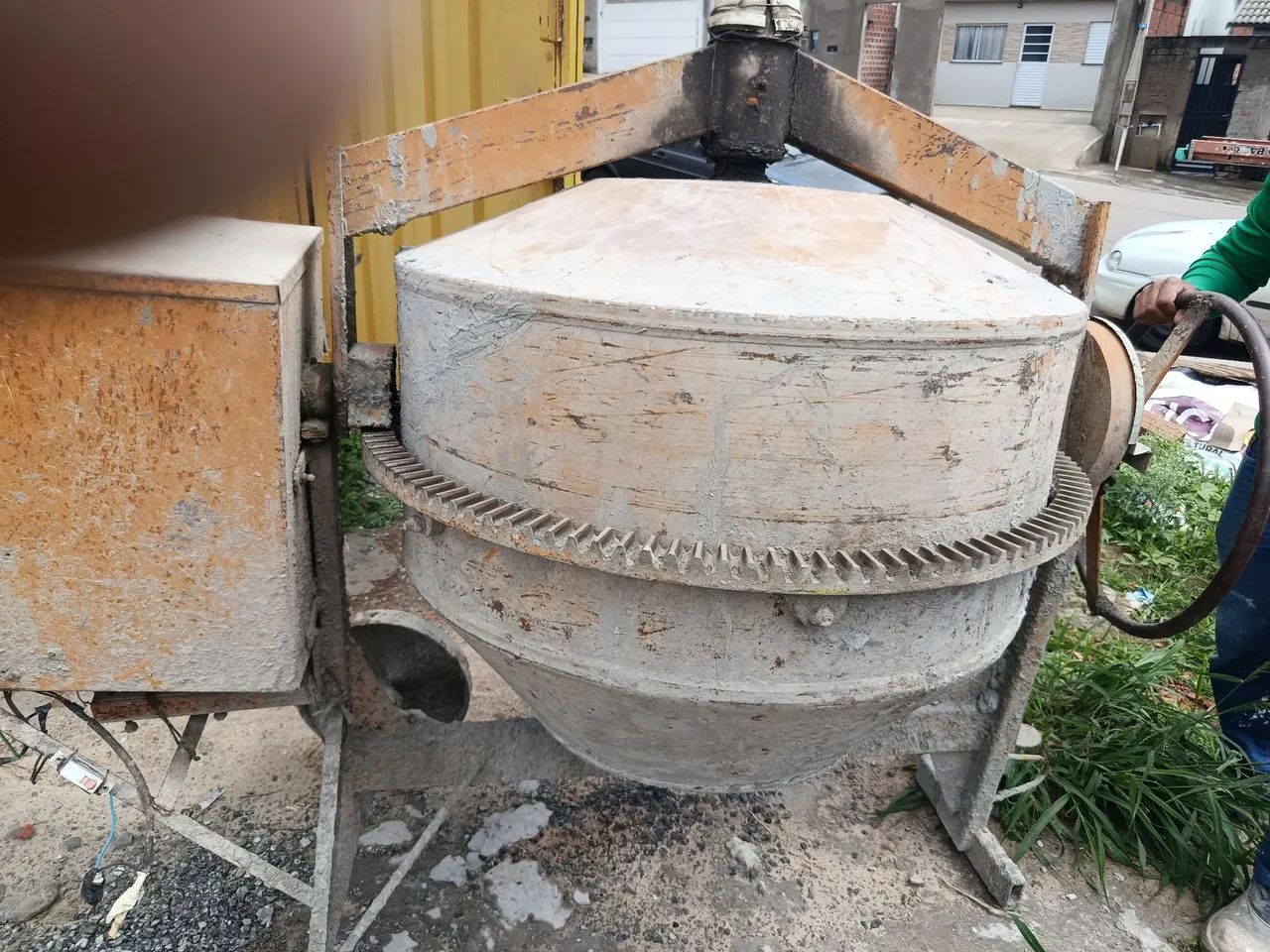 Vendo betoneira 400 litros  usada motor 4 cv