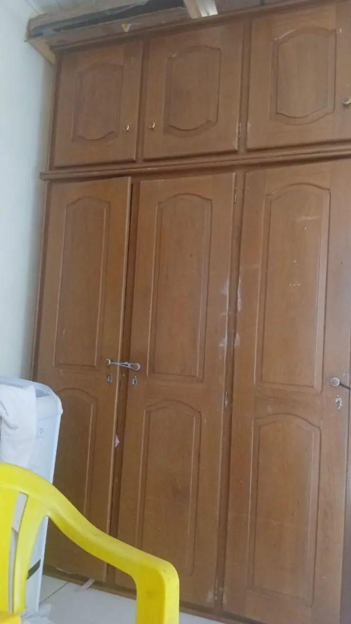 Guarda roupa de madeira 