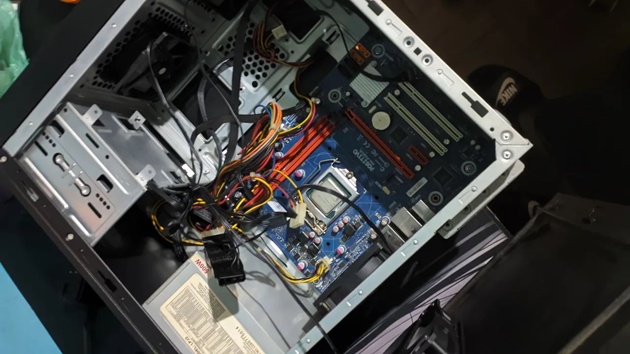 Placa mãe + processador+ gabinete e fonte. 