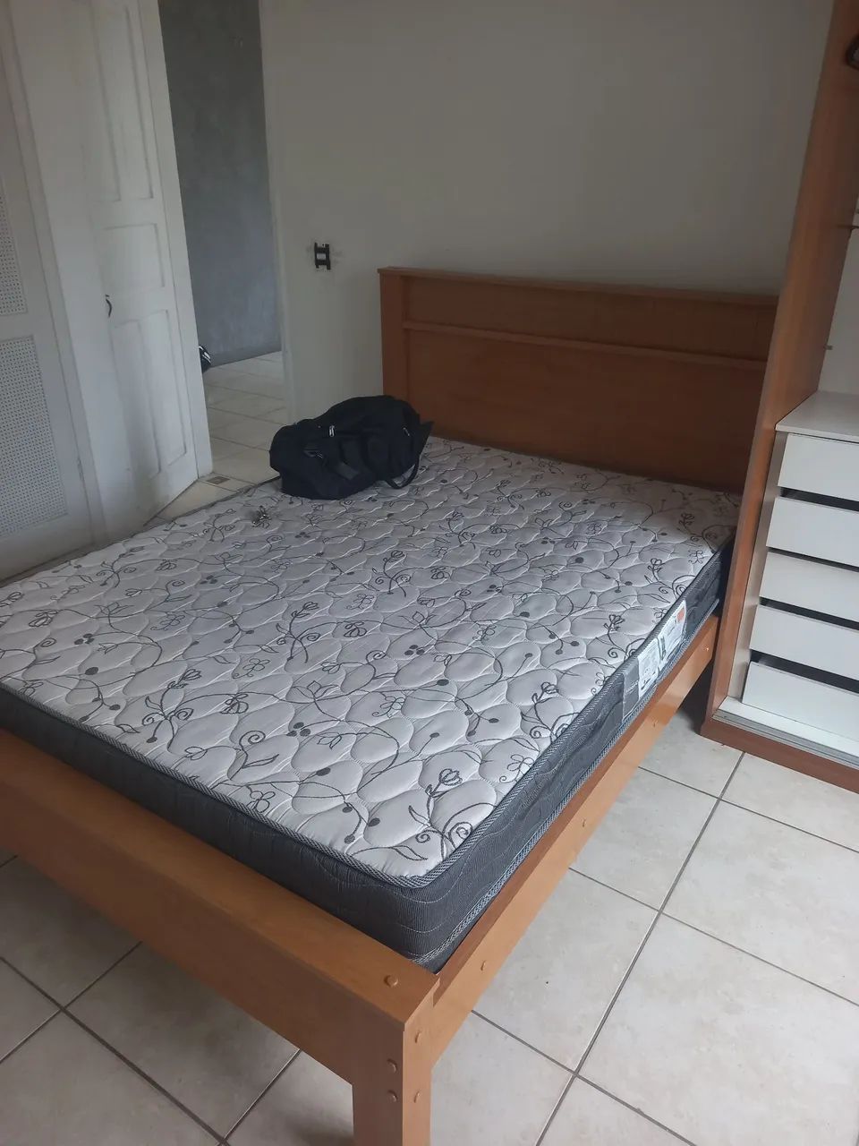Cama sem colchão nova!!