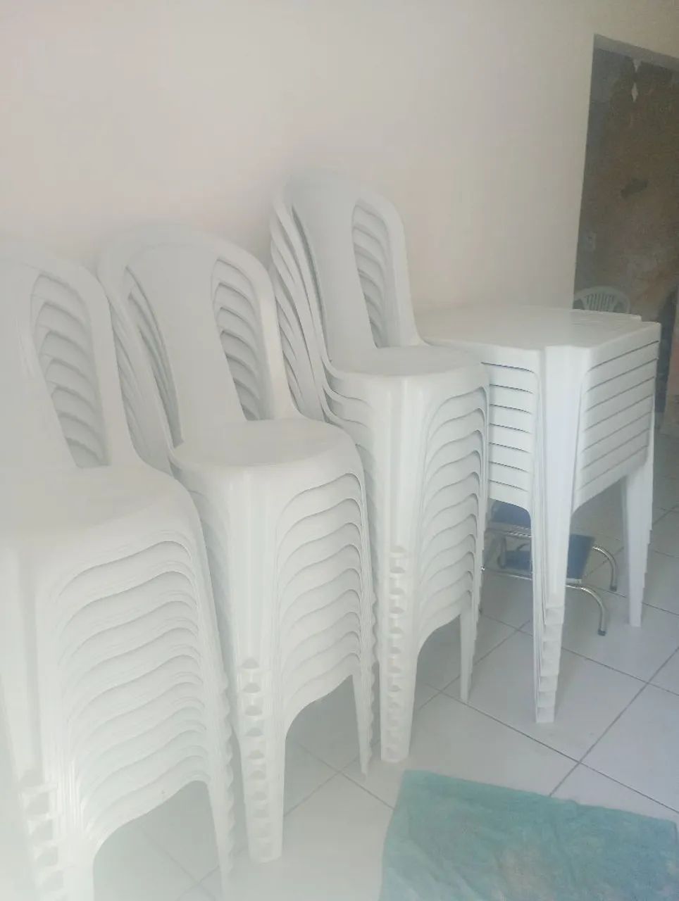Mesas e cadeiras de plástico