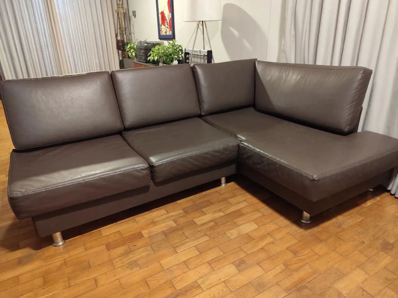 Vendo lindo sofá de canto evestido com courino  2,20 x 1,50m