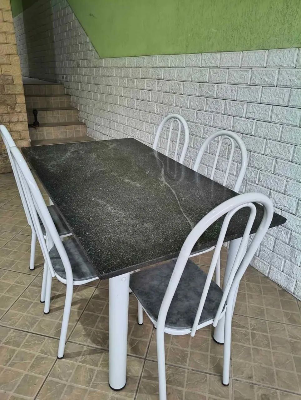Mesa com 5 cadeiras 