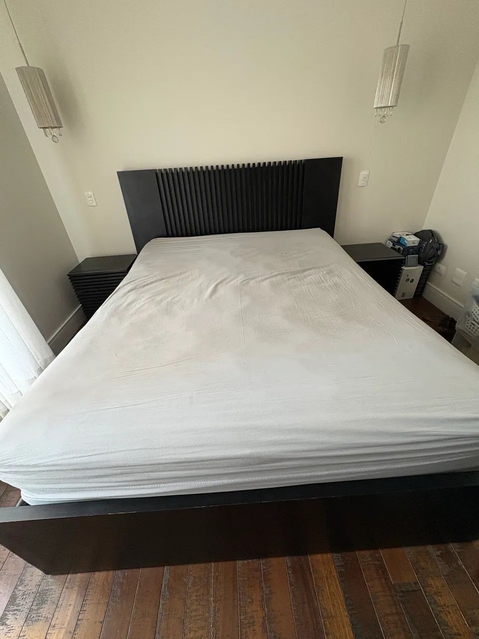 Cama Queen e mesas de cabeceira 