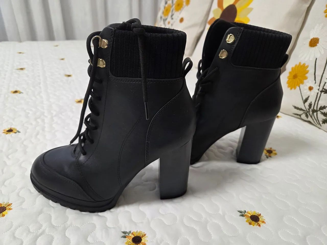 Bota Coturno Vizzano preta sem uso.