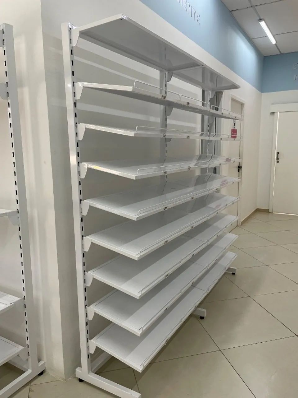 Expositor comércio. Mercados e Lojas