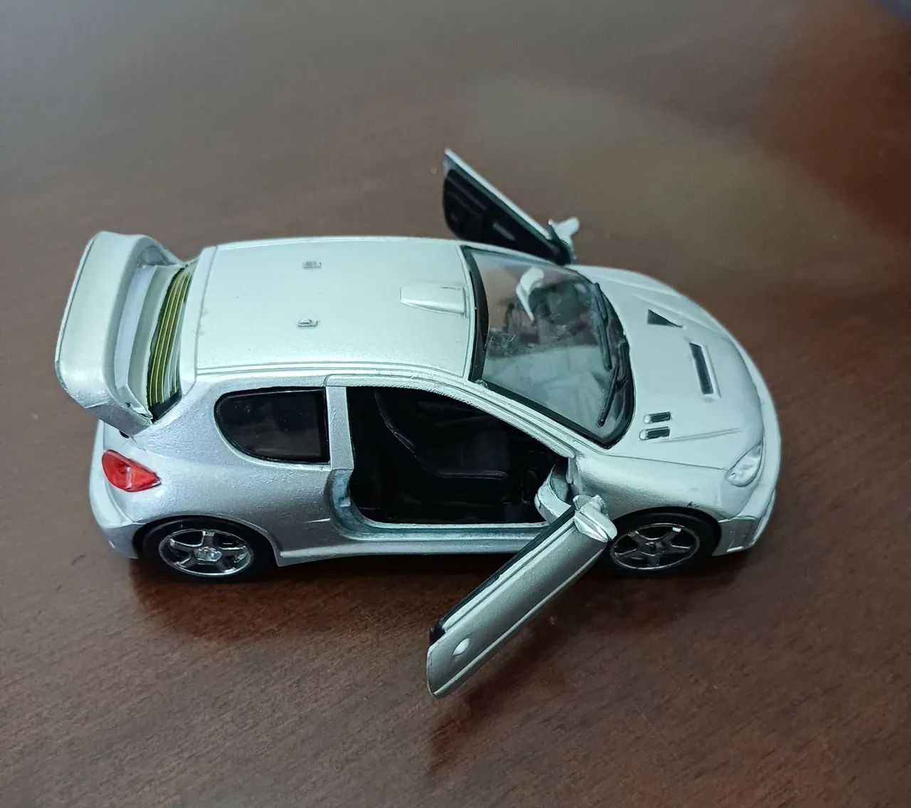 PEUGEOT 206 "TUNADO" ESCALA 1/32 PRATA, A FRICÇÃO.<br><br>ESCALA:  1:32<br> <br>COR: PRATA - Foto 4
