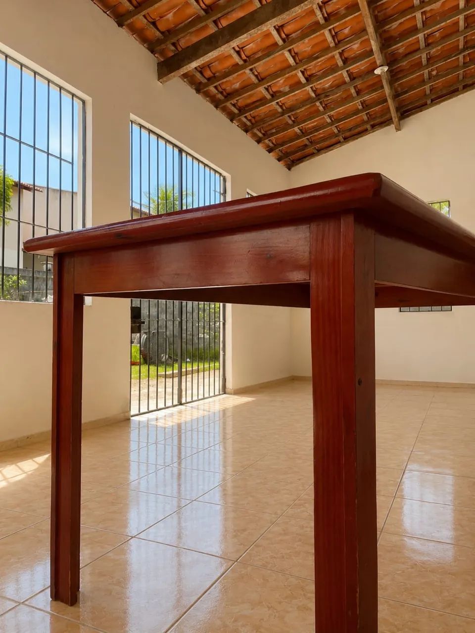 Mesa de madeira maciça com tampo de vidro - Foto 2