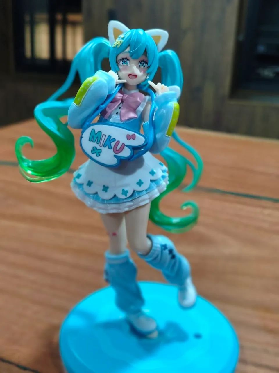 Figure da Hatsune Miku versão orelhas gatinho e bolsa.