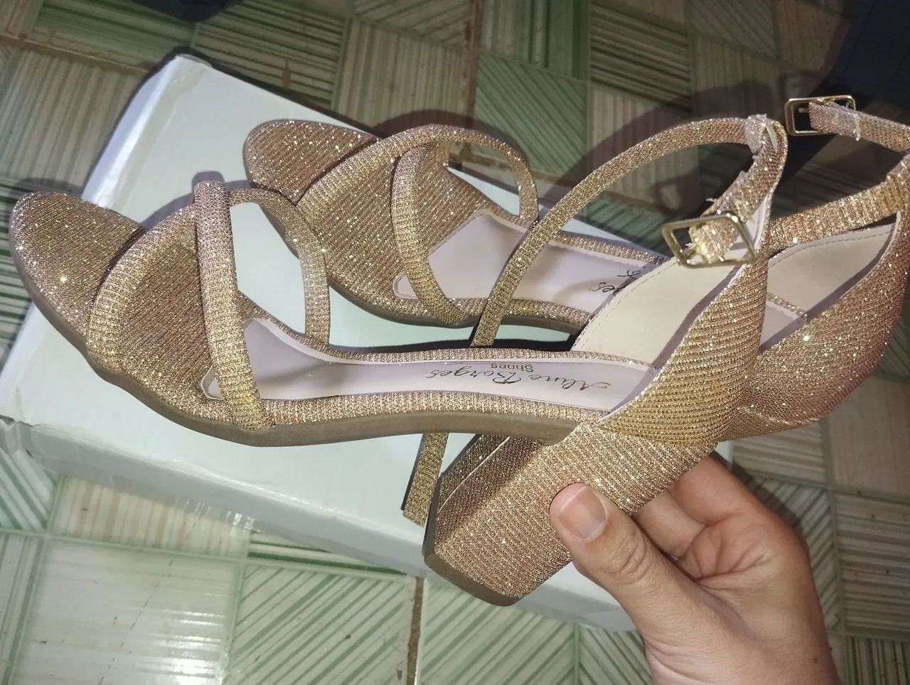 Sandália bege com brilhos - Foto 2