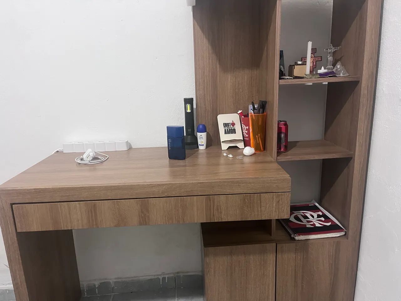 vendo mesa de madeira sem marcas de uso - Foto 4