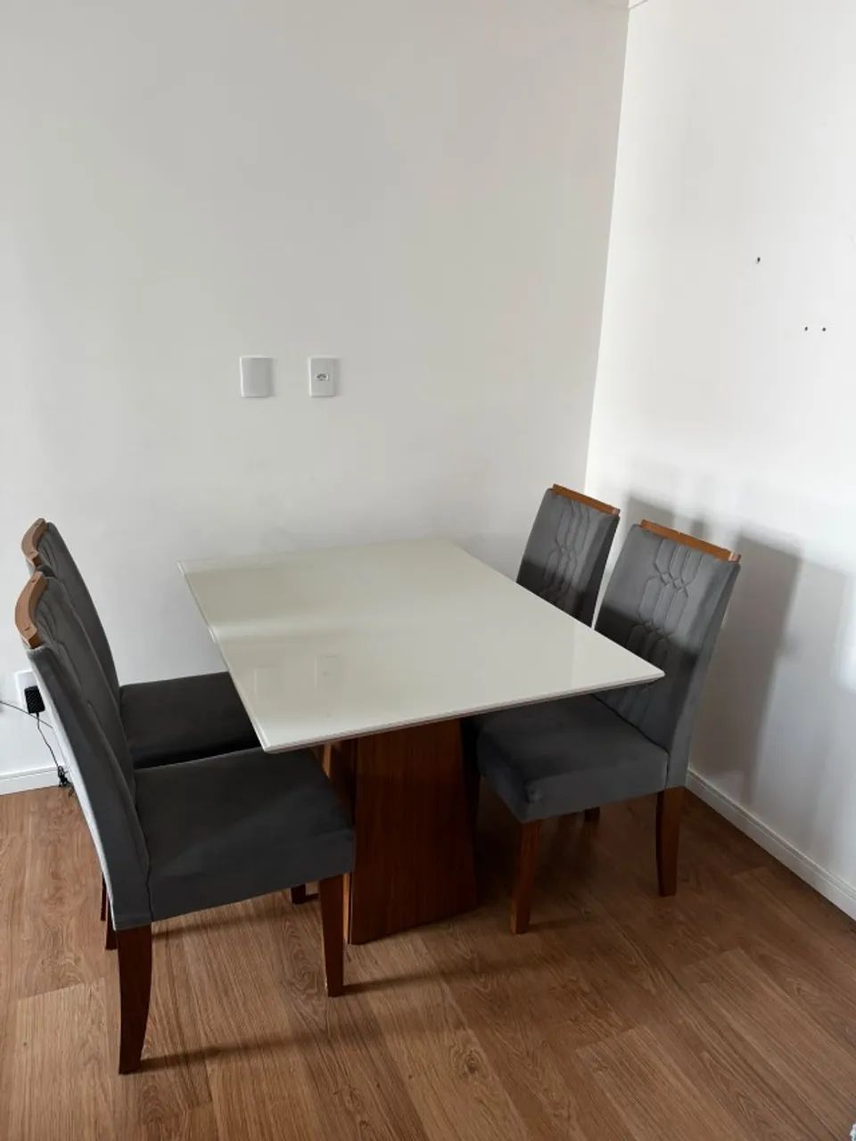 Conjunto sala de jantar com 4 cadeiras