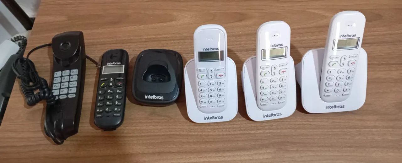 Kit com 7 itens de telefone Intelbras com detalhe.