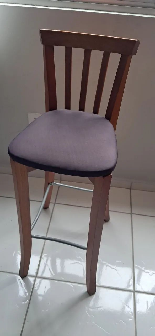 Vendo e banquetas altas em madeira - Foto 2